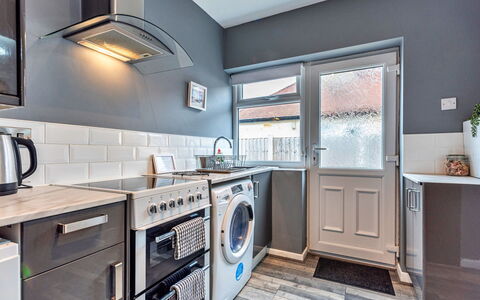 Hafan Traeth: Waschmaschine, Major Appliance, Küchengerät, Wäschetrockner, Flooring, Interior Design, Haushaltsgerät, Küche, Wäschekammer, Fussboden