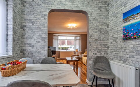 Hafan Traeth: Wand, Flooring, Interior Design, Fussboden, Decke, Möbel, Backstein, Couch, Zimmer, Wohnzimmer