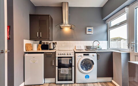 Hafan Traeth: Waschmaschine, Küchengerät, Major Appliance, Haushaltsgerät, Küche, Wäschetrockner, Interior Design, Wäschekammer, Flooring, Decke