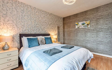 Hafan Traeth: Bett, Möbel, Interior Design, Schlafzimmer, Flooring, Fussboden, Bedding, Bettdecke, Holz, Decke