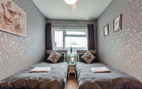 Hafan Traeth: Interior Design, Schlafzimmer, Wand, Bett, Fussboden, Möbel, Holz, Flooring, Bettdecke, Decke