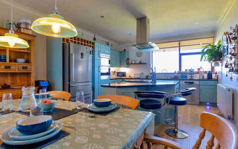 Yr Ardd Bellaf: Möbel, Interior Design, Küche, Countertop, Flooring, Decke, Holz, Light Fixture, Fussboden, Cabinetry