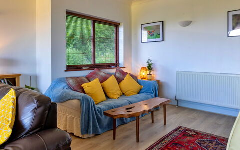 Yr Ardd Bellaf: Möbel, Interior Design, Flooring, Fussboden, Couch, Holz, Zimmer, Decke, Wohnzimmer, Tabelle