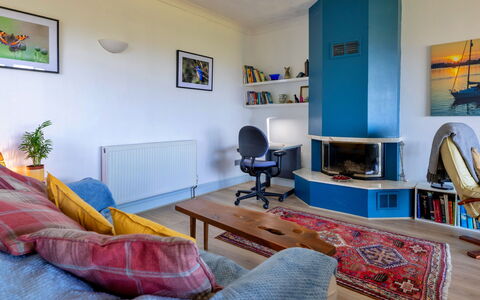 Yr Ardd Bellaf: Möbel, Interior Design, Flooring, Fussboden, Couch, Holz, Zimmer, Decke, Wohnzimmer, Beleuchtung
