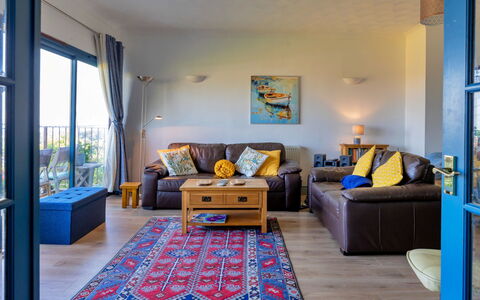 Yr Ardd Bellaf: Möbel, Interior Design, Flooring, Couch, Fussboden, Holz, Zimmer, Wohnzimmer, Decke, Tabelle