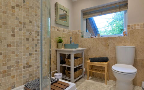 Yr Ardd Bellaf: Badezimmer, Armatur, Flooring, Wand, Interior Design, Toilleten Sitz, Toilette, Fussboden, Sinken, Bad Sink