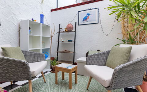 Yr Ardd Bellaf: Möbel, Interior Design, Stuhl, Kissen, Zimmer, Wohnzimmer, Blumentopf, Fussboden, Zuhause, Dekokissen