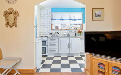 Morwen: Möbel, Interior Design, Flooring, Fussboden, Holz, Küche, Zimmer, Decke, Major Appliance, Cabinetry