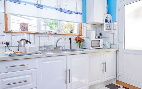 Morwen: Küche, Interior Design, Countertop, Cabinetry, Flooring, Küchengerät, Möbel, Major Appliance, Beleuchtung, Fussboden