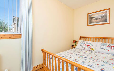 Morwen: Möbel, Bett, Schlafzimmer, Interior Design, Holz, Bettdecke, Bedding, Fussboden, Linens, Flooring
