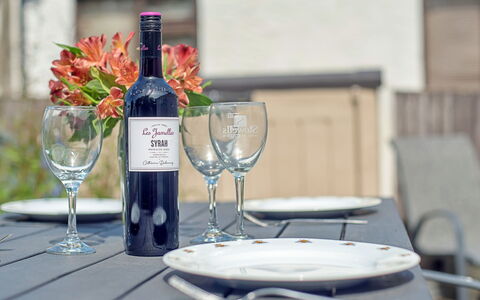 Morwen: Flasche, Barware, Tabelle, Glasflasche, Möbel, Geschirr, Wein, Weinflasche, Drinkware