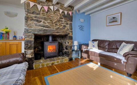 Penrhos Sea Cottage: Holz, Möbel, Flooring, Feuerstelle, Zuhause, Hütte, Wohnzimmer, Hartholz, Holzbeize