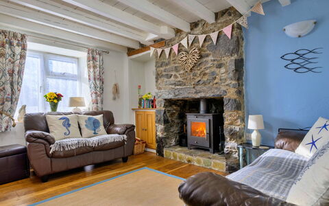 Penrhos Sea Cottage: Möbel, Interior Design, Holz, Flooring, Fussboden, Zimmer, Beleuchtung, Wohnzimmer, Zuhause, Decke