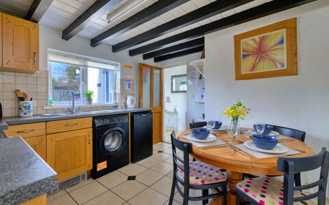 Penrhos Sea Cottage: Flooring, Interior Design, Möbel, Fussboden, Decke, Countertop, Zimmer, Beleuchtung, Zuhause, Küche