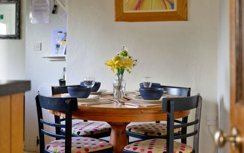 Penrhos Sea Cottage: Möbel, Interior Design, Tabelle, Stuhl, Esszimmer, Holz, Gelb, Flooring, Küche & Esszimmer Tisch, Beleuchtung