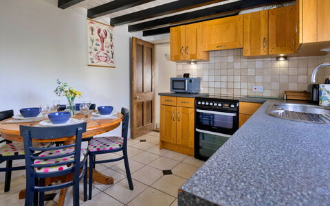 Penrhos Sea Cottage: Flooring, Möbel, Countertop, Interior Design, Küche, Fussboden, Cabinetry, Zimmer, Fliese, Decke