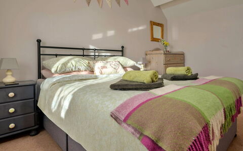 Penrhos Sea Cottage: Bett, Möbel, Bedding, Schlafzimmer, Bettdecke, Interior Design, Linens, Holz, Flooring, Textil