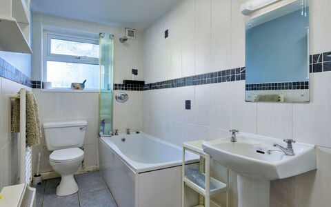 Penrhos Sea Cottage: Badezimmer, Armatur, Flooring, Fussboden, Interior Design, Badewanne, Sinken, Toilette, Installation, Zapfhahn