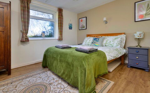 Penrhos Sea Cottage: Bett, Möbel, Schlafzimmer, Bettdecke, Interior Design, Bedding, Holz, Flooring, Linens, Bettrahmen