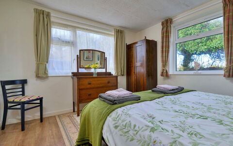 Penrhos Sea Cottage: Möbel, Bett, Schlafzimmer, Bedding, Interior Design, Bettdecke, Wand, Holz, Fussboden, Linens
