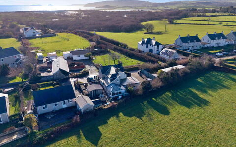 Penrhos Sea Cottage: Wohngebiet, Einfach, Landschaft, Haus, Ländliches Gebiet, Grundstueck, Zuhause, Menschliche Siedlung, Vorort, Dorf