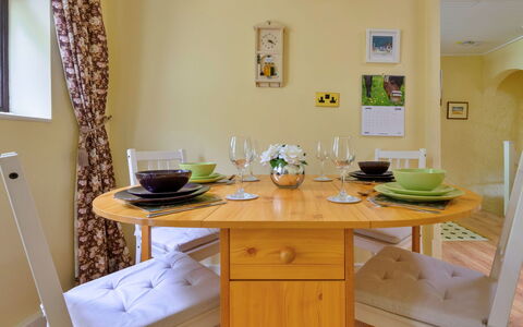 Delfryn: Möbel, Holz, Tabelle, Interior Design, Esszimmer, Flooring, Stuhl, Küche & Esszimmer Tisch, Gelb, Fussboden