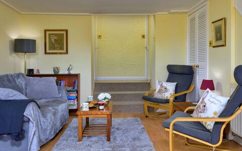 Delfryn: Möbel, Interior Design, Flooring, Fussboden, Wand, Couch, Holz, Wohnzimmer, Zimmer, Beleuchtung