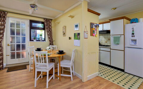 Delfryn: Möbel, Interior Design, Flooring, Major Appliance, Fussboden, Zimmer, Decke, Countertop, Küche, Cabinetry