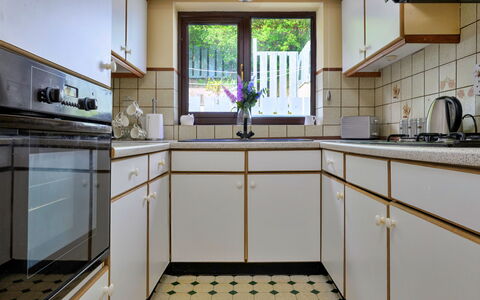 Delfryn: Küche, Flooring, Countertop, Interior Design, Küchengerät, Cabinetry, Fussboden, Major Appliance, Herd, Zuhause