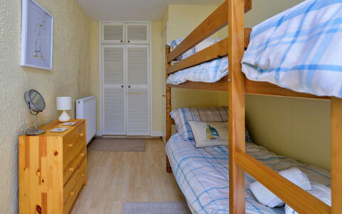 Delfryn: Möbel, Holz, Interior Design, Flooring, Fussboden, Bett, Zimmer, Schlafzimmer, Bettdecke, Wohnung