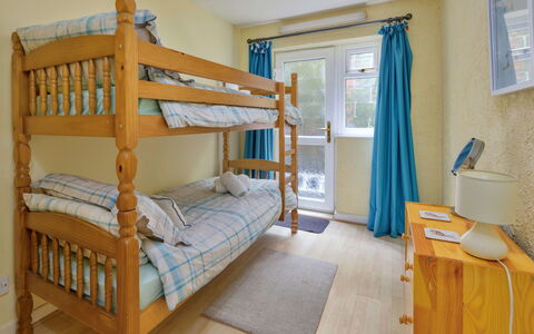 Delfryn: Bett, Möbel, Schlafzimmer, Holz, Interior Design, Bettdecke, Bedding, Flooring, Fussboden, Zimmer