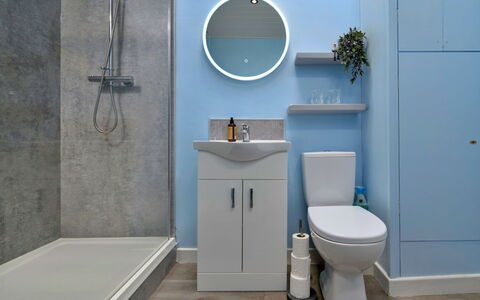 Delfryn: Badezimmer, Bad Sink, Armatur, Sinken, Flooring, Fussboden, Wand, Interior Design, Toilette, Badezimmerschrank