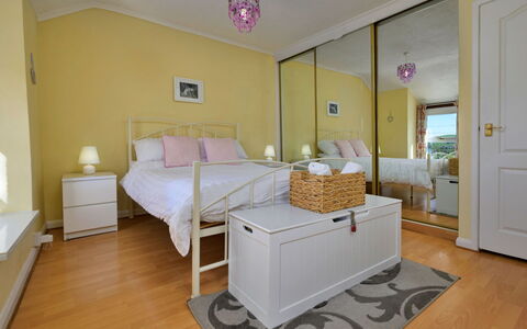 Delfryn: Möbel, Bett, Interior Design, Fussboden, Flooring, Schlafzimmer, Holz, Zimmer, Bedding, Bettdecke