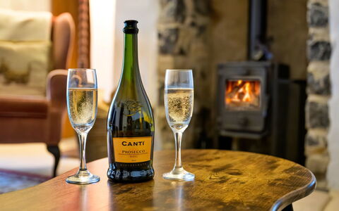 Merddyn Cottage: Flasche, Drinkware, Barware, Kelche, Wein
