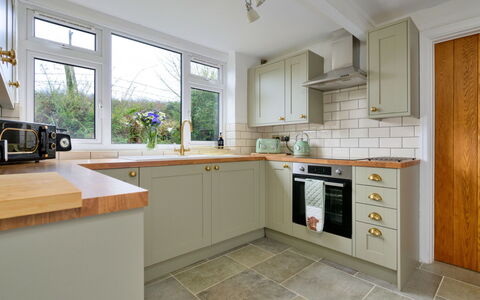Merddyn Cottage: Küche, Flooring, Holz, Countertop, Interior Design, Cabinetry, Küchengerät, Fussboden, Major Appliance, Decke