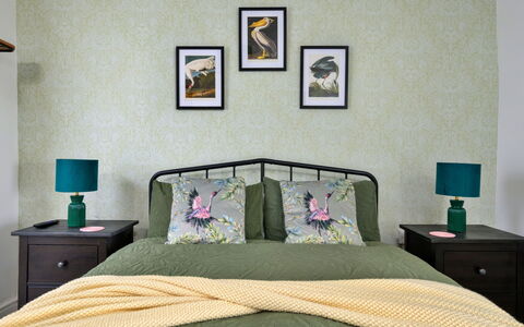 Merddyn Cottage: Schlafzimmer, Bett, Interior Design, Möbel, Bedding, Bettdecke, Linens, Textil, Bilderrahmen, Zimmer