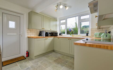 Merddyn Cottage: Flooring, Holz, Interior Design, Küche, Countertop, Decke, Fussboden, Cabinetry, Küchengerät, Möbel