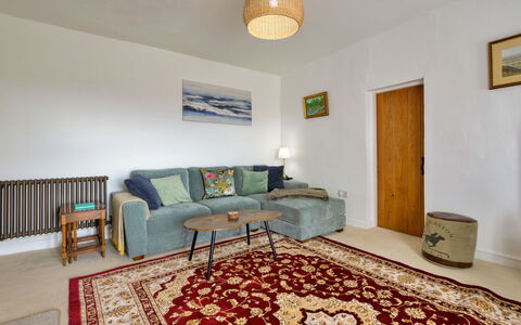 Merddyn Cottage: Möbel, Flooring, Interior Design, Fussboden, Wand, Couch, Holz, Zimmer, Decke, Wohnzimmer