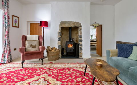 Merddyn Cottage: Möbel, Holz, Flooring, Interior Design, Zuhause, Fussboden, Zimmer, Wohnzimmer, Feuerstelle, Teppich