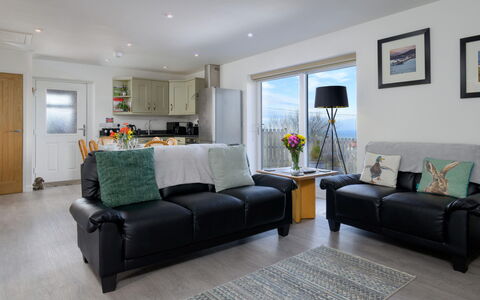 Hedd Wen Cottage: Möbel, Couch, Interior Design, Wohnzimmer, Flooring, Zimmer, Zuhause, Textil, Beleuchtung, Fussboden