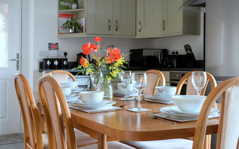 Hedd Wen Cottage: Möbel, Interior Design, Holz, Tabelle, Flooring, Stuhl, Küche & Esszimmer Tisch, Esszimmer, Beleuchtung, Geschirr