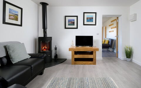 Hedd Wen Cottage: Möbel, Interior Design, Flooring, Holz, Fussboden, Feuerstelle, Zimmer, Haushaltsgerät, Wohnzimmer, Fernsehen