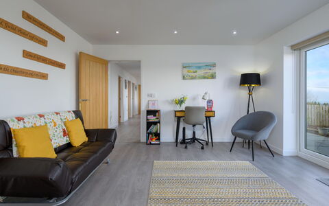 Hedd Wen Cottage: Möbel, Interior Design, Flooring, Fussboden, Holz, Couch, Decke, Zimmer, Wohnzimmer, Holzboden