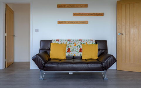 Hedd Wen Cottage: Flooring, Möbel, Wand, Interior Design, Fussboden, Holz, Holzboden, Couch, Wohnzimmer, Zimmer