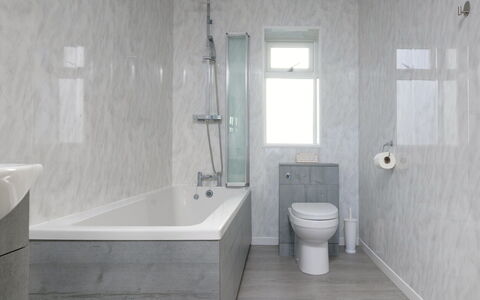 Hedd Wen Cottage: Badezimmer, Armatur, Wand, Flooring, Fussboden, Badewanne, Interior Design, Zapfhahn, Installation, Sinken