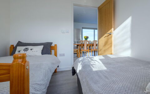 Hedd Wen Cottage: Holz, Flooring, Fussboden, Möbel, Zuhause, Wohnung, Schlafzimmer, Holzbeize, Bett, Hartholz