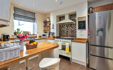 Bryn Derfel House: Küche, Möbel, Countertop, Küchengerät, Cabinetry, Interior Design, Major Appliance, Flooring, Holz, Haushaltsgerät