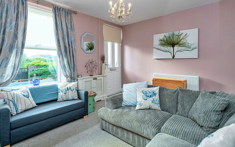 Bryn Derfel House: Möbel, Interior Design, Flooring, Fussboden, Zimmer, Couch, Decke, Textil, Wohnzimmer, Beleuchtung