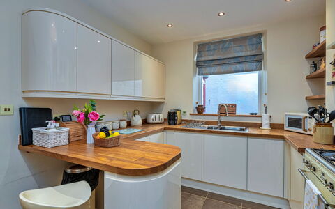 Bryn Derfel House: Countertop, Küche, Küchengerät, Interior Design, Möbel, Flooring, Holz, Cabinetry, Major Appliance, Beleuchtung
