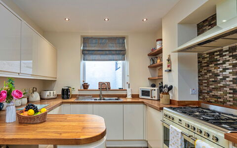 Bryn Derfel House: Countertop, Küche, Küchengerät, Interior Design, Major Appliance, Möbel, Cabinetry, Flooring, Holz, Haushaltsgerät